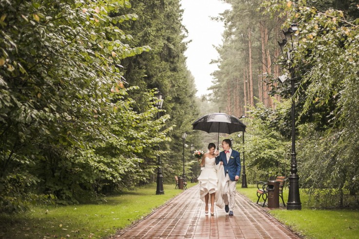 Una novia bajo la lluvia.